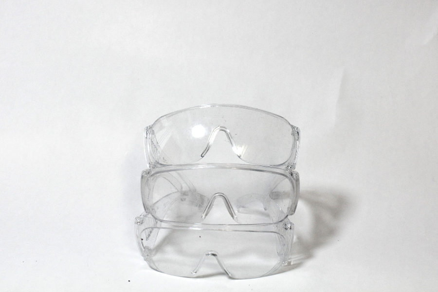 Skyddsglasögon. 3 par finns.